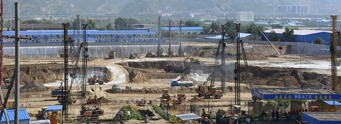 建筑埋在地面以下的部分稱(chēng)為基礎(chǔ)。承受由基礎(chǔ)傳來(lái)荷載的土層稱(chēng)為地基，位于基礎(chǔ)底面下第一層土稱(chēng)為持力層，在其以下土層稱(chēng)為下臥層。地基和基礎(chǔ)都是地下隱蔽工程，是建筑物的根本，它們的勘察、設(shè)計(jì)和施工質(zhì)量關(guān)系到整個(gè)建筑的安全和正常使用。