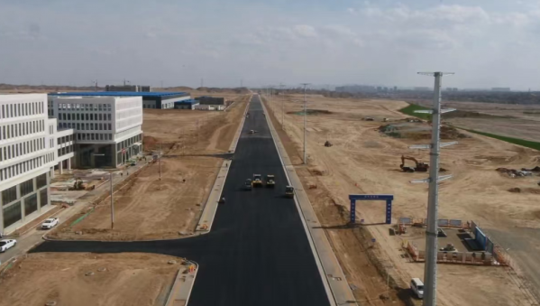 奮斗是建設(shè)者們不變的底色。在這個(gè)五一假期，西部市政建設(shè)集團(tuán)各項(xiàng)目建設(shè)者們依然奮戰(zhàn)在施工一線(xiàn)，以汗水詮釋擔(dān)當(dāng)，用一磚一瓦勾勒出城市建設(shè)新圖景。蘭州新區(qū)礦產(chǎn)園區(qū)西路南延段項(xiàng)目建設(shè)穩(wěn)步推進(jìn)，該項(xiàng)目K0+00