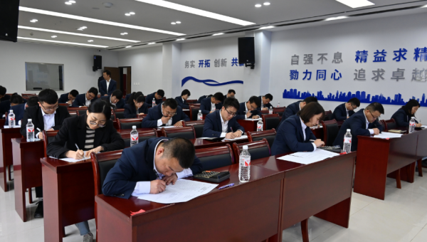 “本屆競(jìng)賽試題結(jié)合了財(cái)務(wù)業(yè)務(wù)實(shí)際、制度與核算辦法，設(shè)置會(huì)計(jì)實(shí)務(wù)全流程核算應(yīng)用題，重點(diǎn)考察選手們專業(yè)知識(shí)綜合運(yùn)用能力、全流程業(yè)務(wù)處理能力和實(shí)際問(wèn)題解決能力！”5月12日，西部市政建設(shè)集團(tuán)工會(huì)“2025年