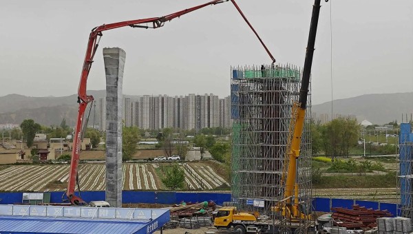 在西部市政建設(shè)集團(tuán)四公司臨夏市環(huán)城北路橋梁及附屬工程（二期）項(xiàng)目現(xiàn)場(chǎng)，鋼筋加工區(qū)火花飛揚(yáng)、安裝墩柱區(qū)一件件鋼筋骨架安全運(yùn)達(dá)、泵車將一方方混凝土輸送至墩柱澆筑......現(xiàn)場(chǎng)一片繁忙景象。自四月復(fù)工以來(lái)