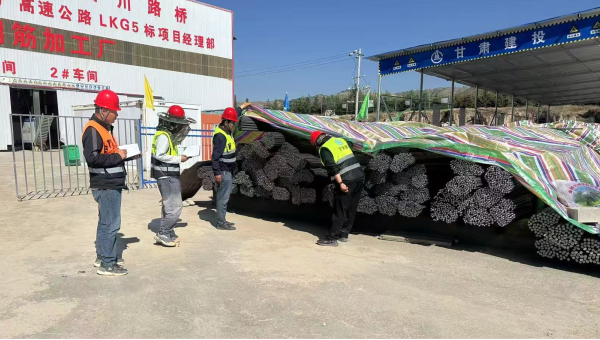 連日來，由西部市政建設(shè)集團承建的康樂縣北濱河路西段及連接線道路項目建設(shè)有序推進，路基處理、管道安裝、涵洞和橋梁等多個作業(yè)面同步施工，全體建設(shè)者用汗水澆筑市政道路建設(shè)基石，以實干精神推進項目履約取得新成