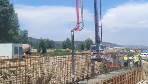 近日，康樂(lè)縣北濱河路建設(shè)項(xiàng)目康美橋0#蓋梁砼澆筑拉開(kāi)帷幕。此次橋臺(tái)澆筑為后續(xù)橋梁架設(shè)筑牢根基，直接關(guān)系道路通車(chē)節(jié)點(diǎn)，是項(xiàng)目建設(shè)中具有里程碑意義的關(guān)鍵一步。施工現(xiàn)場(chǎng)，工人師傅們?cè)谧鳂I(yè)區(qū)內(nèi)有條不紊地完成綁